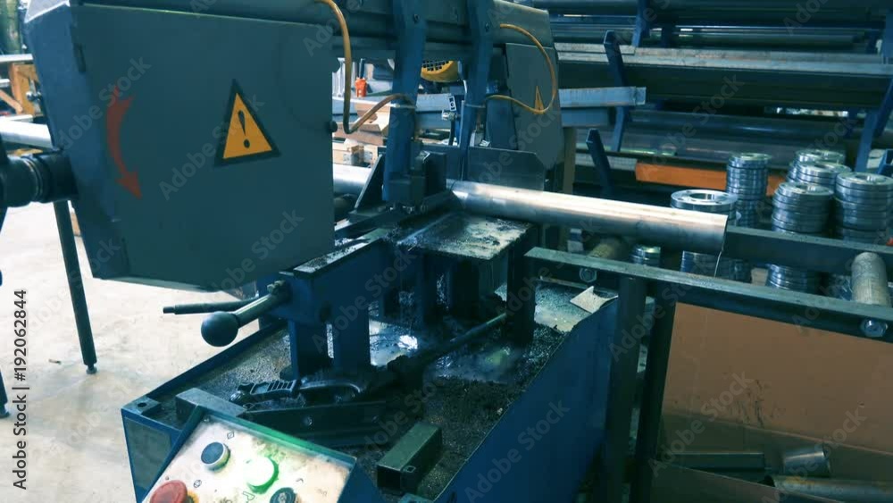 The pipe cutting machine cuts the pipe at the factory