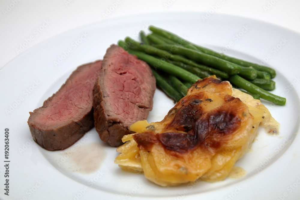 Rinderfilet mit Kartoffelgratin und Bohnen