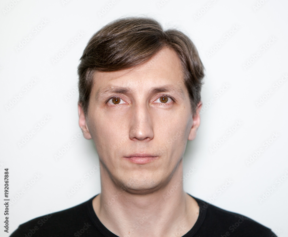 Fototapeta premium Portret twarzy kaukaski spokojny mężczyzna na białym tle