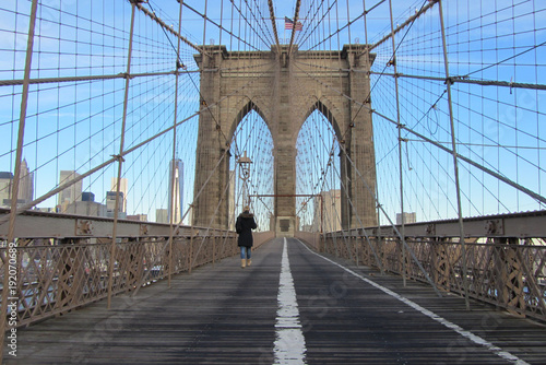 Brooklynbridge in New York Frau spaziert alleine auf der Br  cke 
