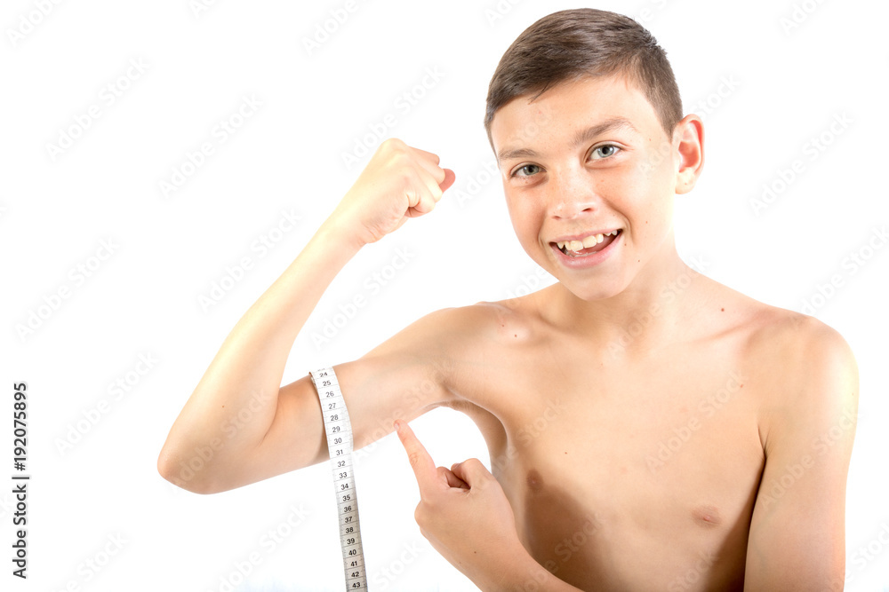Obraz premium Teenage boy measuring his bicep