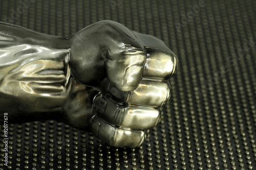 Hand zur Faust geballt 