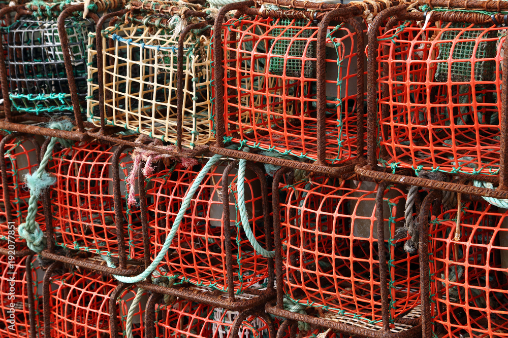 Obraz premium nasas de pesca apiladas en el puerto de Vigo