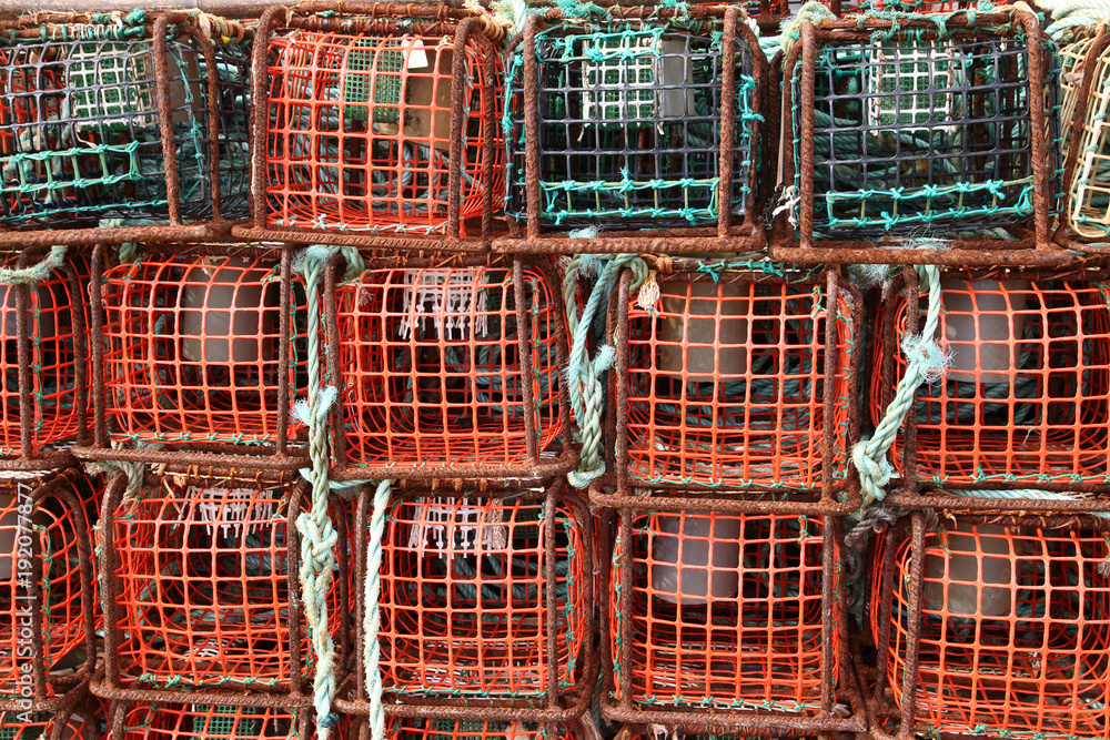 nasas de pesca apiladas en el puerto de Vigo