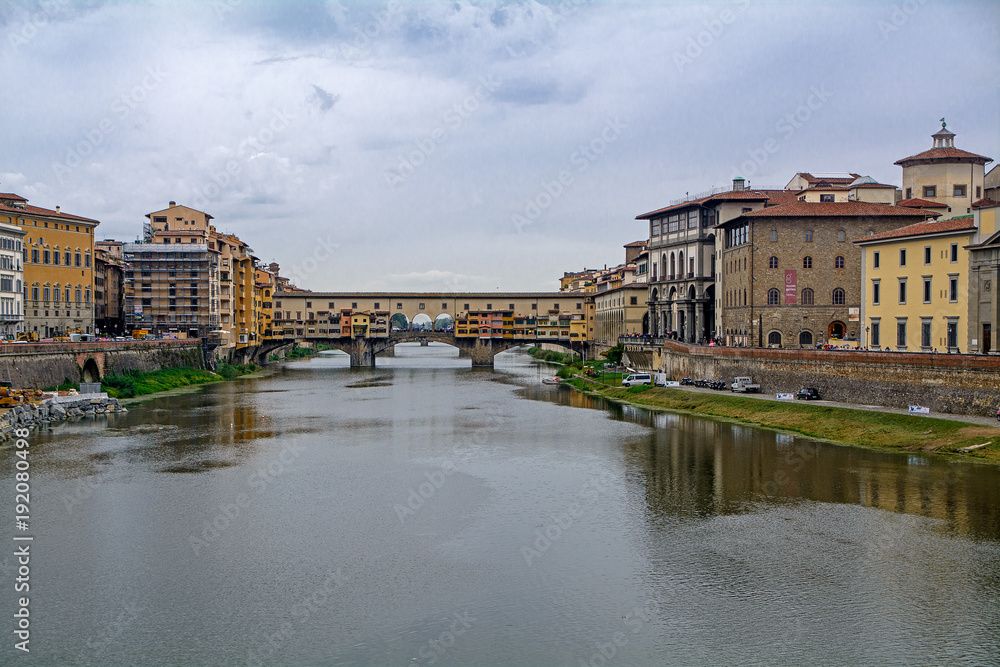 Arno mit Ponte Vecchio in Florenz