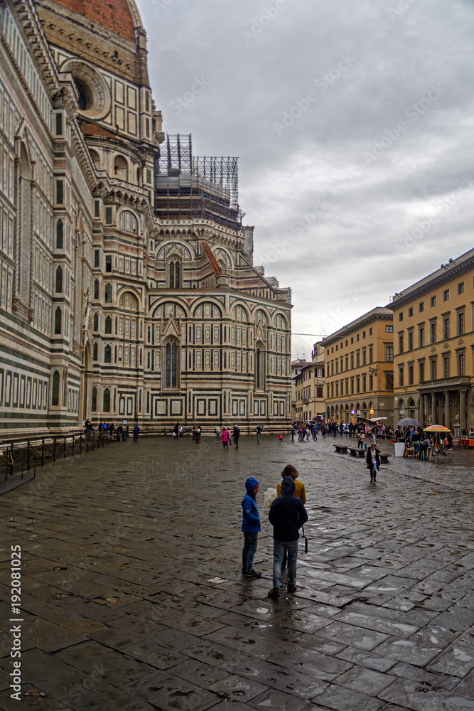 Piazza del Duomo, Domplatz in Florenz im Regen