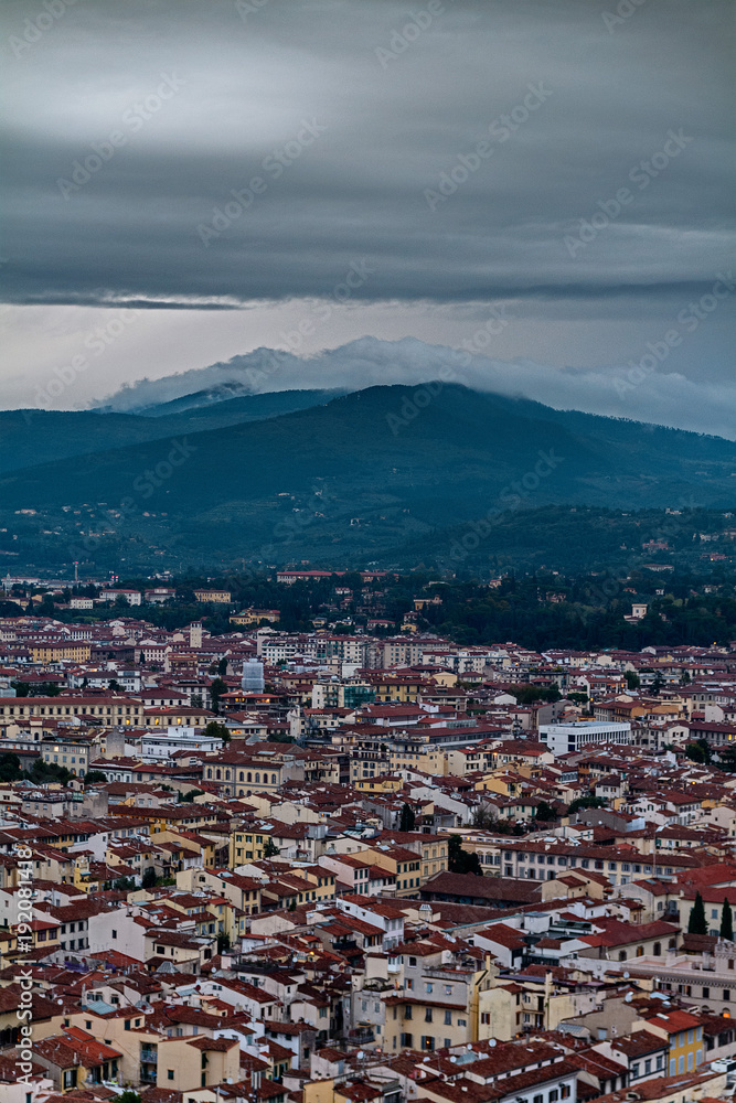 Florenz im Abendlicht mit schlechtem Wetter