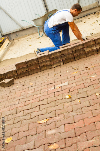 the master paves the paving slab professionally