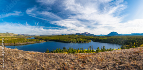 See und Berge in der Wildnis Alaskas