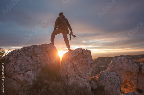 Obraz na płótnie photographer in mountain at sunset w salonie