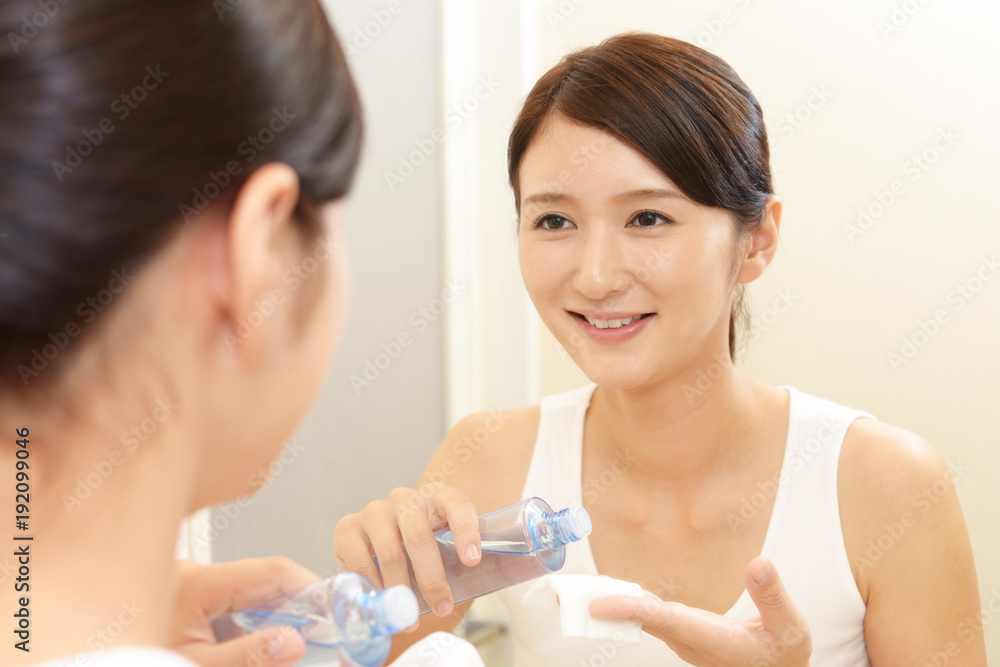 スキンケアをする女性 スキンケアをする女性