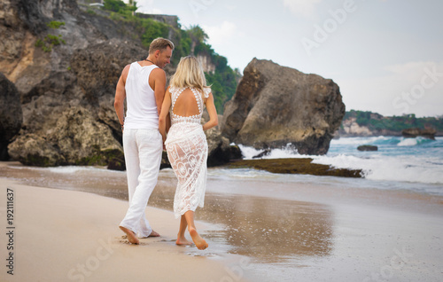 Fotografija Romantic couple walking on the beach