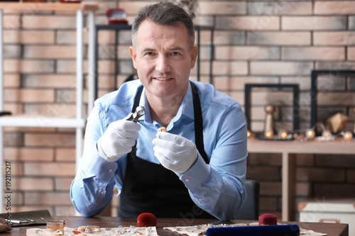 Bilde på lerret Jeweler working in workshop