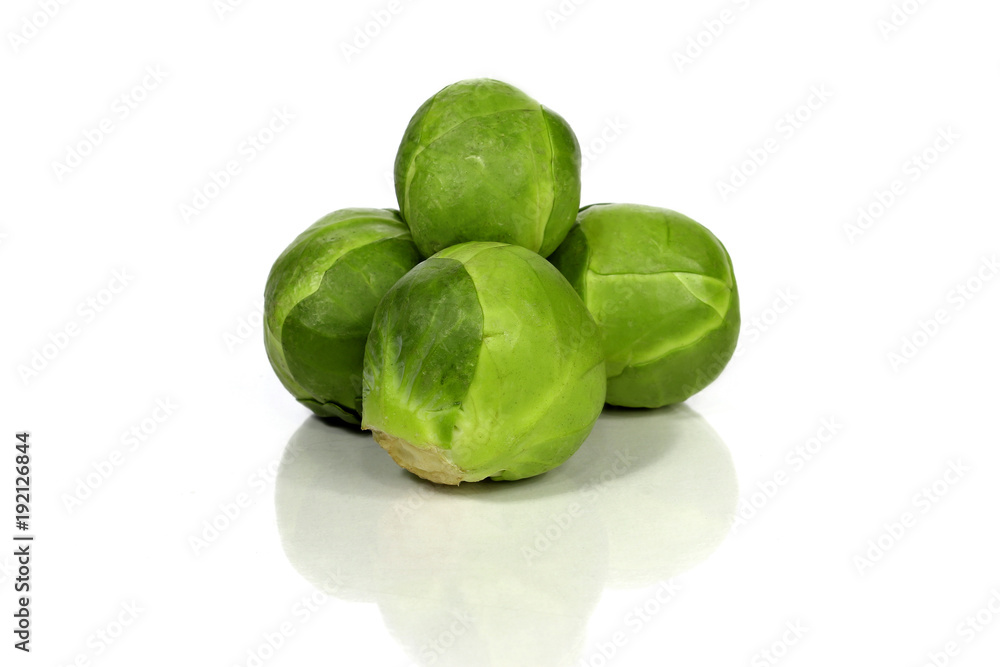 Choux de Bruxelles. Fond blanc Choux de Bruxelles. Fond blanc