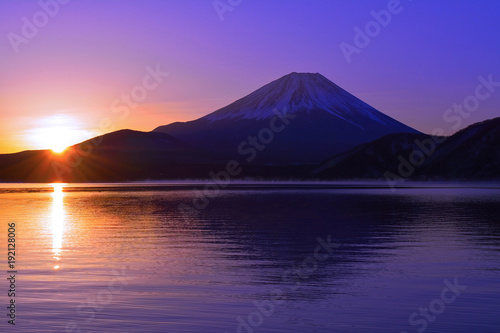 Wallpaper Mural 本栖湖からの朝焼けの日の出と富士山 2018/02/05 Torontodigital.ca