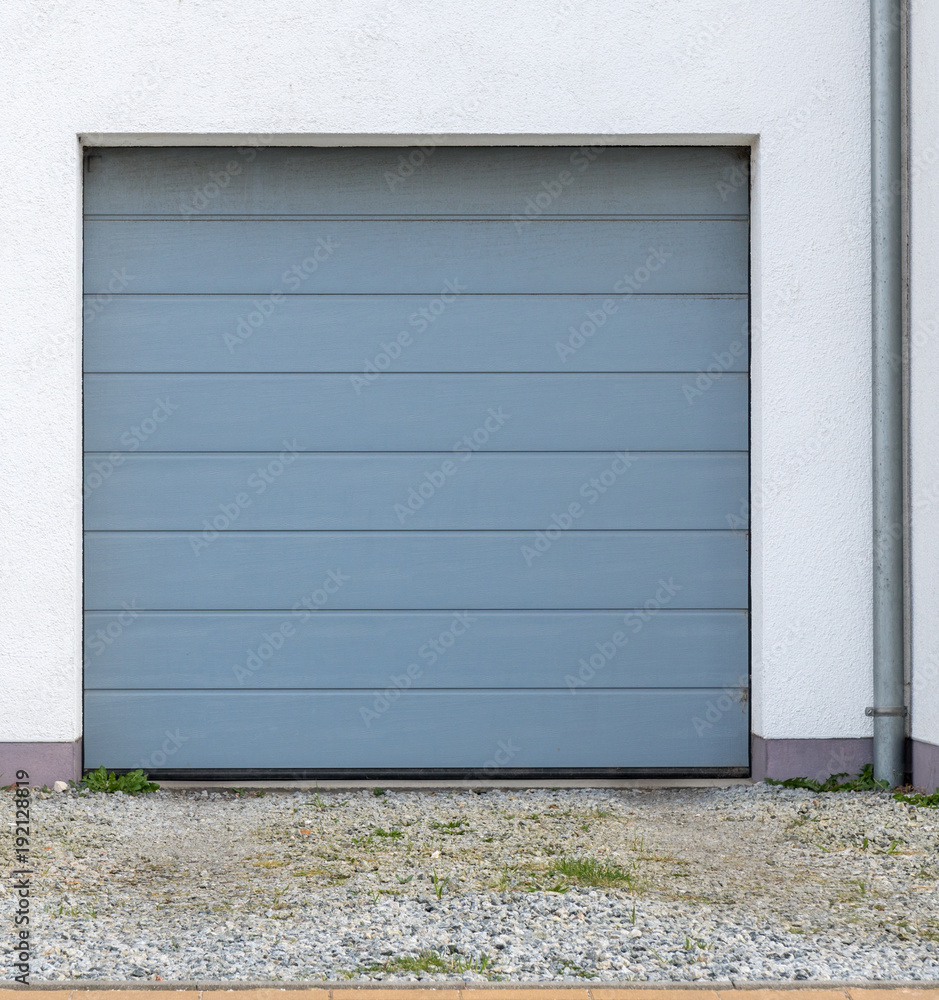 Tor einer Garage aus Metall Tor einer Garage aus Metall