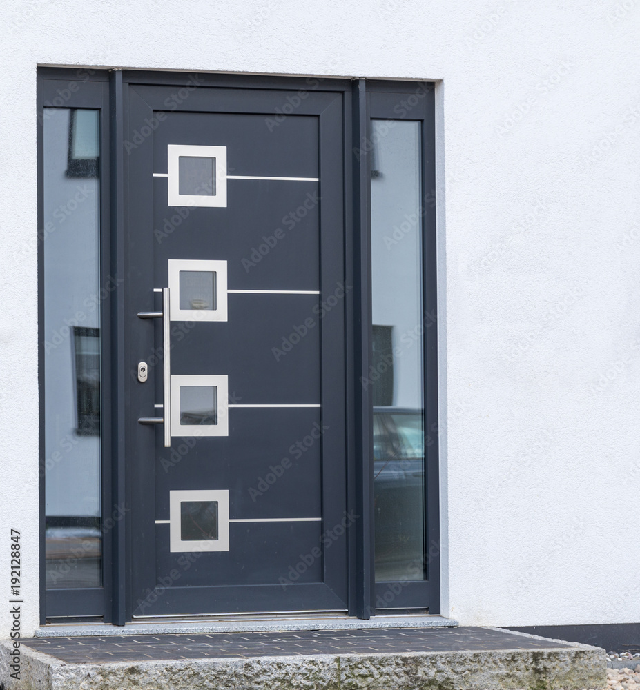 Moderne Haustür eines Hauses Moderne Haustür eines Hauses
