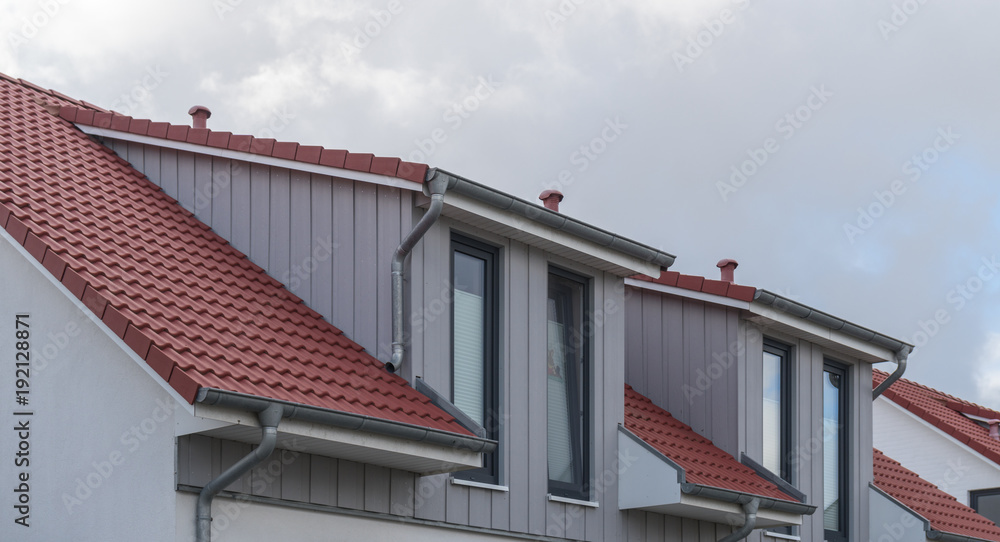 Dachgaube eines Hauses mit Fenstern