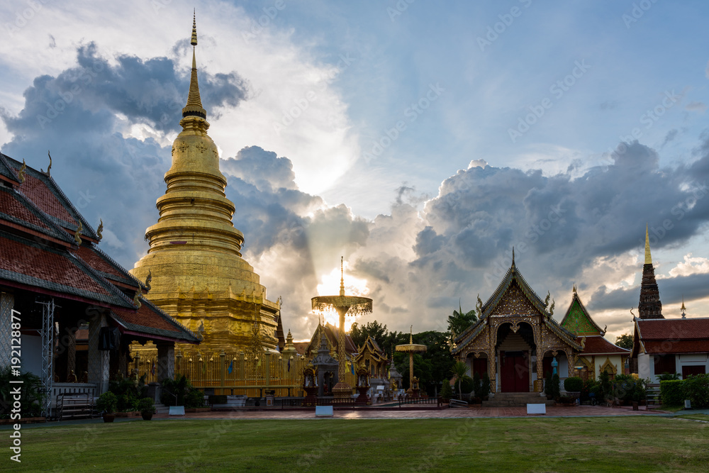 Fototapeta premium Wat Phra That Hariphunchai at sunset time in Lamphun Province, Thailand. Most famous temple in northern of Thailand.