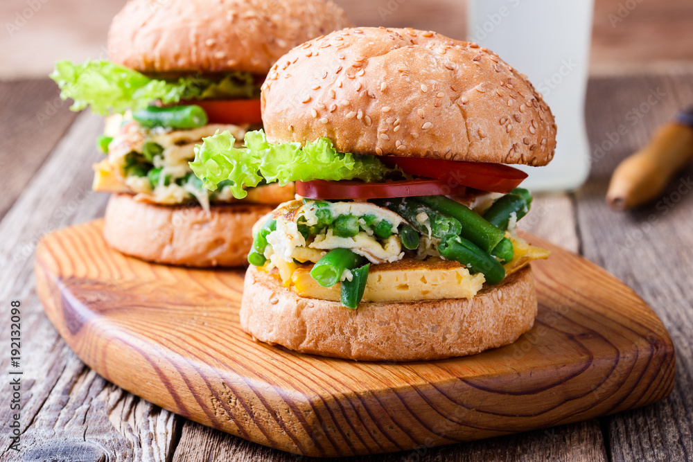 Egg omelet burgers with green beans and peas Egg omelet burgers with green beans and peas