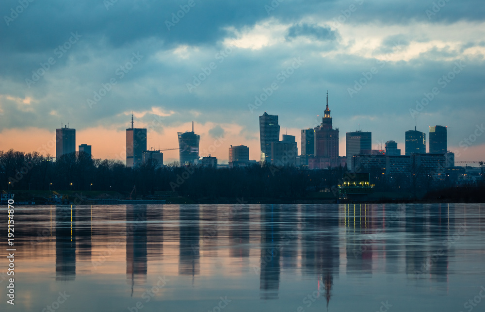 Fototapeta premium Panorama śródmieścia Warszawy i Wisły, Polska