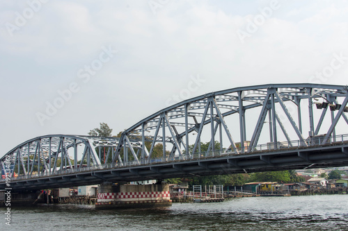 タイ・バンコク・チャオプラヤ川・ボート・鉄橋 © MIKITO