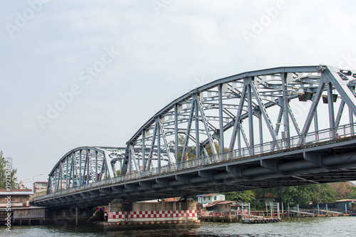 Fototapeta Naklejka Na Ścianę i Meble -  タイ・バンコク・チャオプラヤ川・ボート・鉄橋