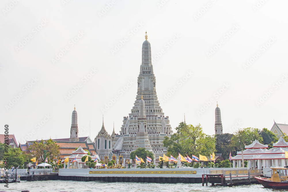 Fototapeta premium タイ・バンコク・チャオプラヤ川・ボート・ワットアルン・暁の塔