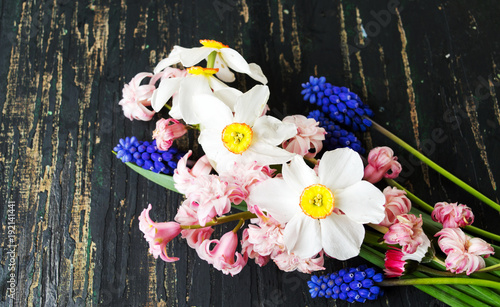 Fototapeta Naklejka Na Ścianę i Meble -  Colorful spring flowers bouquet on a wooden table