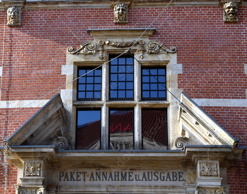 Fassadendetail der ehemaligen Kaiserlichen Hauptpost mit dem Schriftzug 