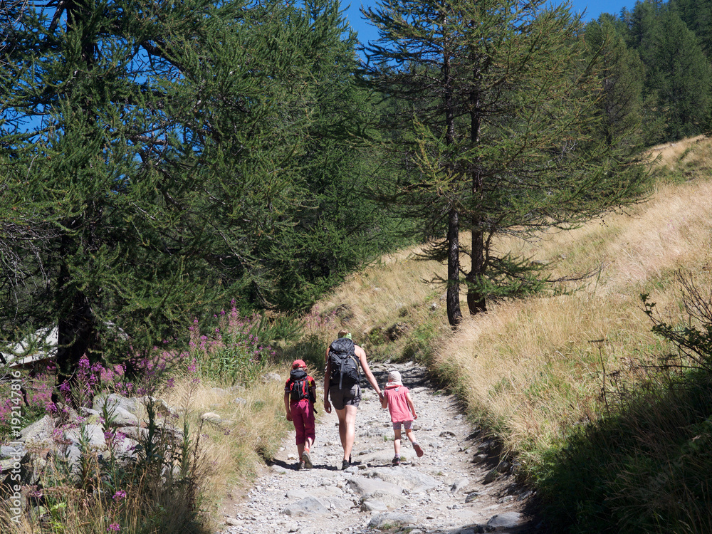 Familie wandert auf Weg im Sommer, Alpen, Frankreich Familie wandert auf Weg im Sommer, Alpen, Frankreich
