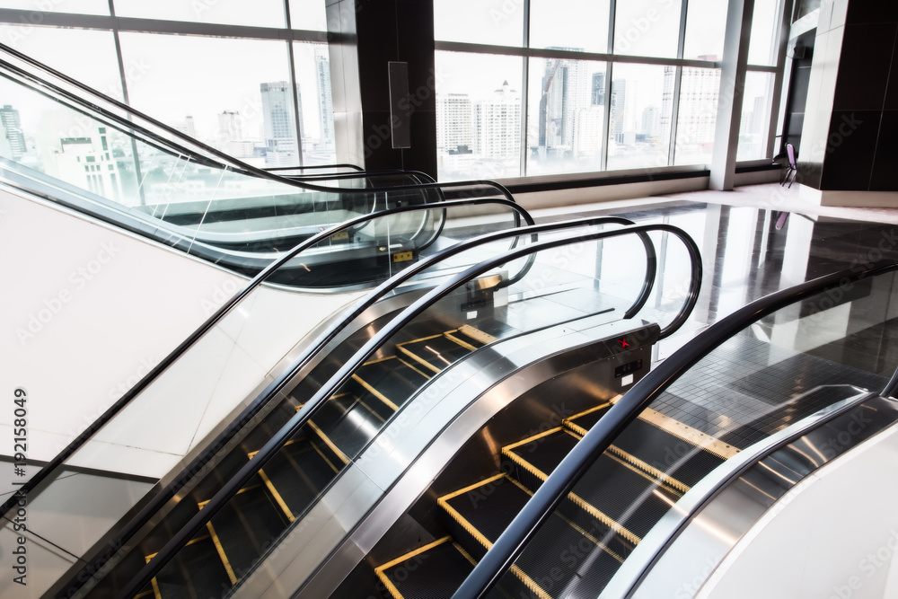 Obraz premium escalator up and down in public building
