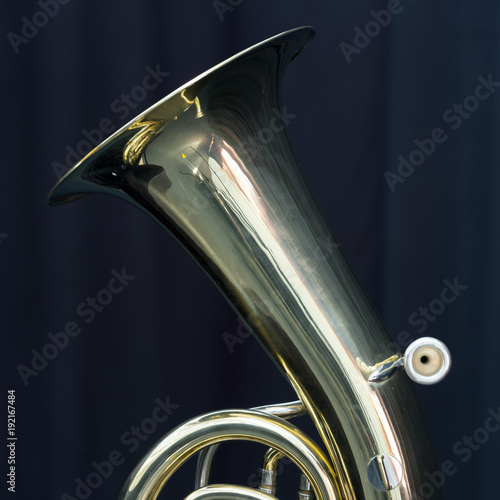 Foto pitcher of baritone brass instrument against dark background