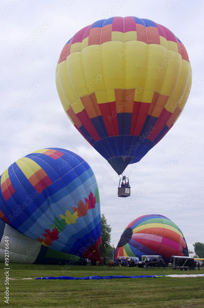 Obraz premium Colorful hot air balloons rising into air