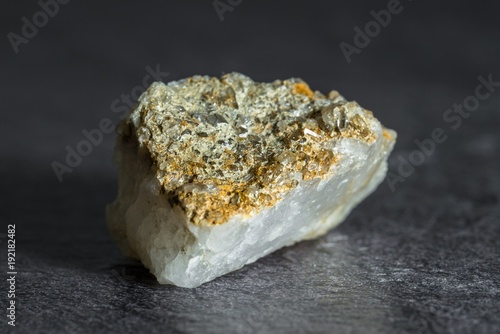 Stein mit kleinen Bergkristalle aus Österreich