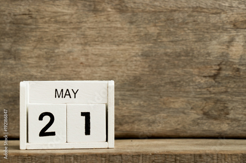 White block calendar present date 21 and month May on wood background © bankrx