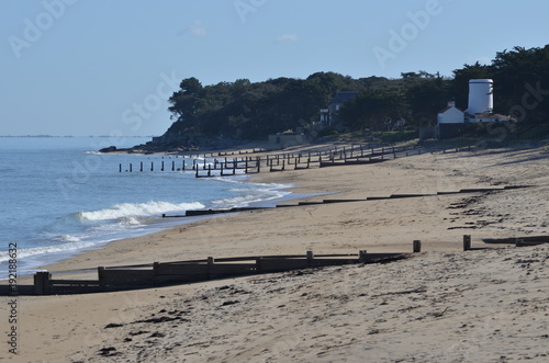 Pieux anti érosion, plage du vieil, île de Noirmoutier, Vendée photo