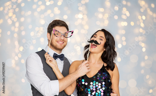 Fotografie happy couple with party props having fun