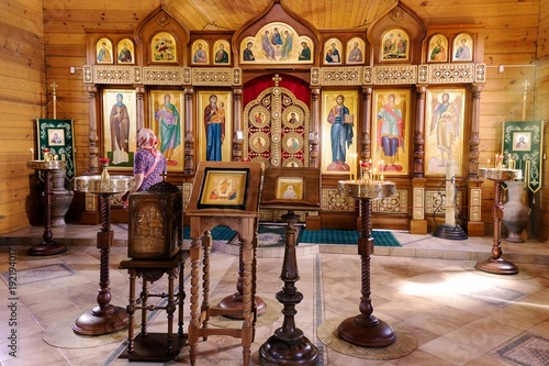 Iconostase en paille dans l'église orthodoxe en bois, Biélorussie 