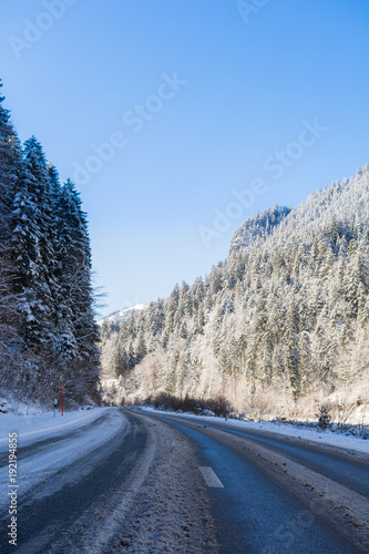 Schnee auf der Strasse - winterlandschaft © Tobias