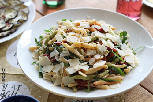 pasta salat mit parmesan und rucola
