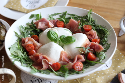büffelmozzarella mit rucola und schinken