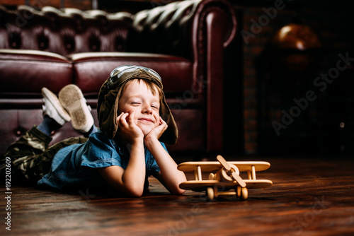 Fotografie boy playing at home