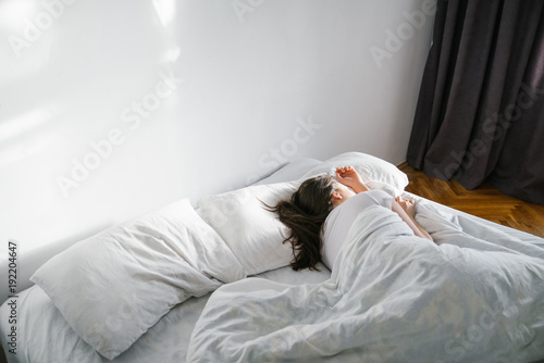 Obraz na płótnie woman sleep in bed sunshine thought the window w salonie