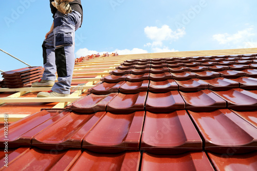 Fotografiet Tiling a roof