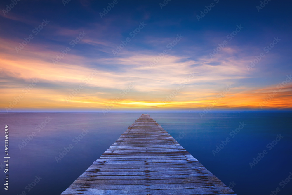 Fototapeta Drewniany most na morzu o zachodzie słońca