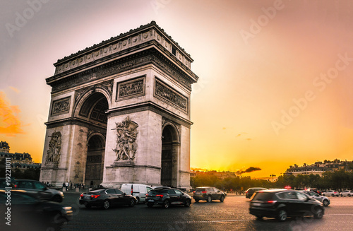 L'arc de Triomphe au coucher du soleil