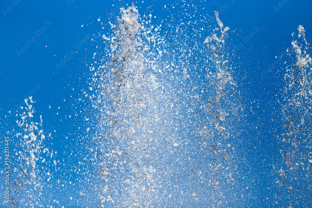 Splashing water from a fountain against the blue sky - obrazy, fototapety, plakaty 