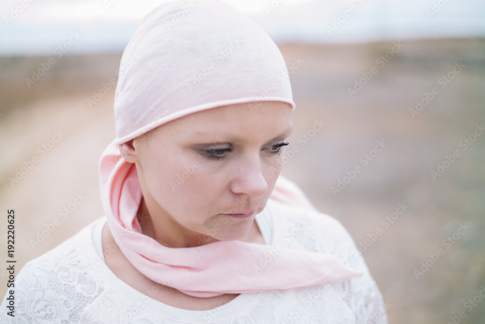 Obraz premium woman with pink headscarf, has cancer