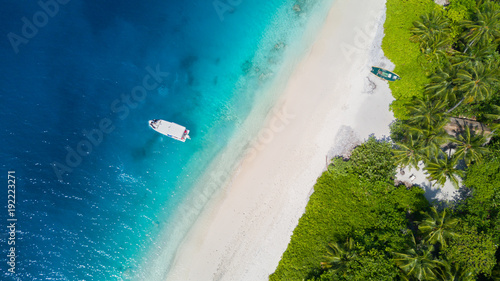 Aerial view of tropical iceland with sandy beach, Maldives © Jag_cz